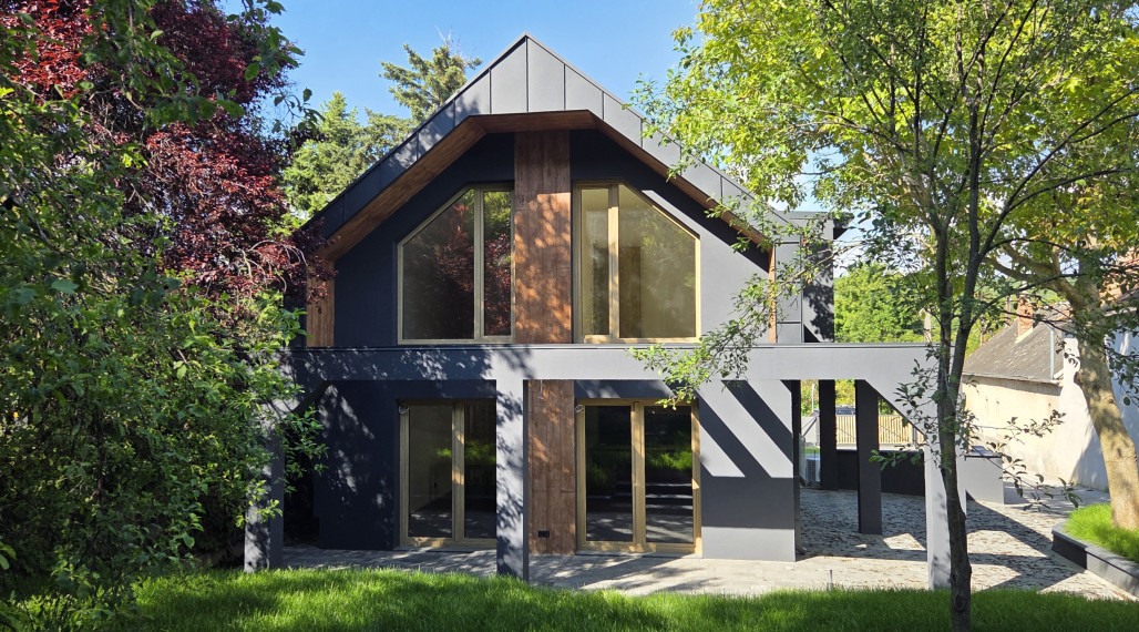 Predám modernú novostavbu polovice poschodového dvojdomu v II. obvode Budapešť, v pokojnej a vyhľadávanej lokalite Budaliget.