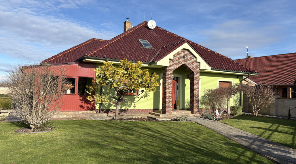 ☎️0917656551 📞Výnimočný, veľkometrážny  7-i rodinný dom s nádherným veľkorysým pozemkom + vedľajšie budovy: ZÁHRADNÝ DOM, DVOJGARÁŽ, ALTÁNOK s pivnicou a vŕtanou studňou v obci Dolný Bar