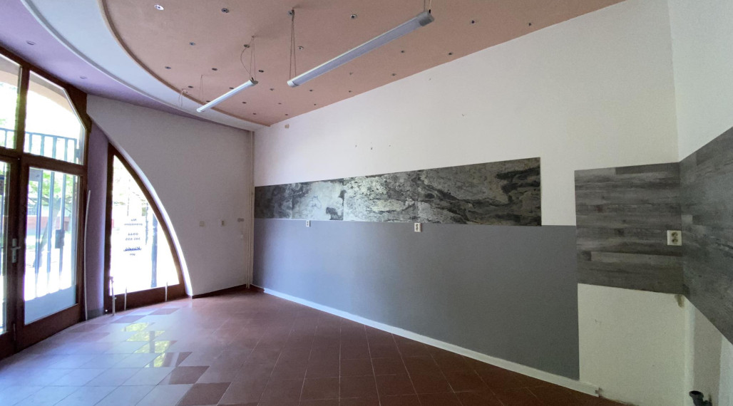 ☎️0918197701  Na prenájom 0obchodný priestor s priamym vstupom z ulice s výkladom na pešej zóne v Dunajskej Strede