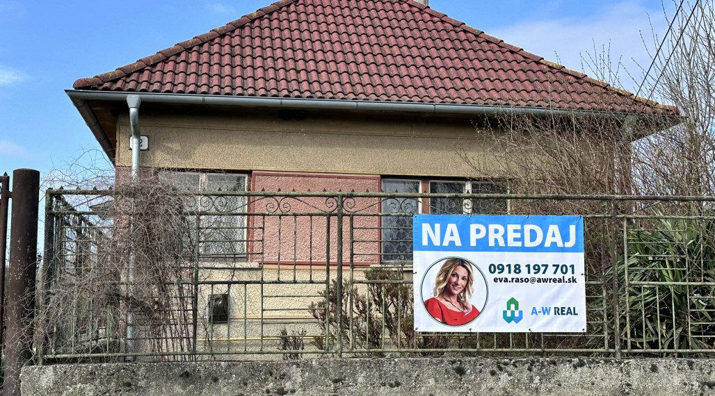 ☎️ 0918197701- Na predaj starší rodinný dom vhodný na kompletnú prestavbu s  veľkým pozemkom s platnou UPI  v obci Dunajský Klátov (Povolený je iba samostatne stojaci rodinný dom s jedným bytom )- s novými vizualizáciami