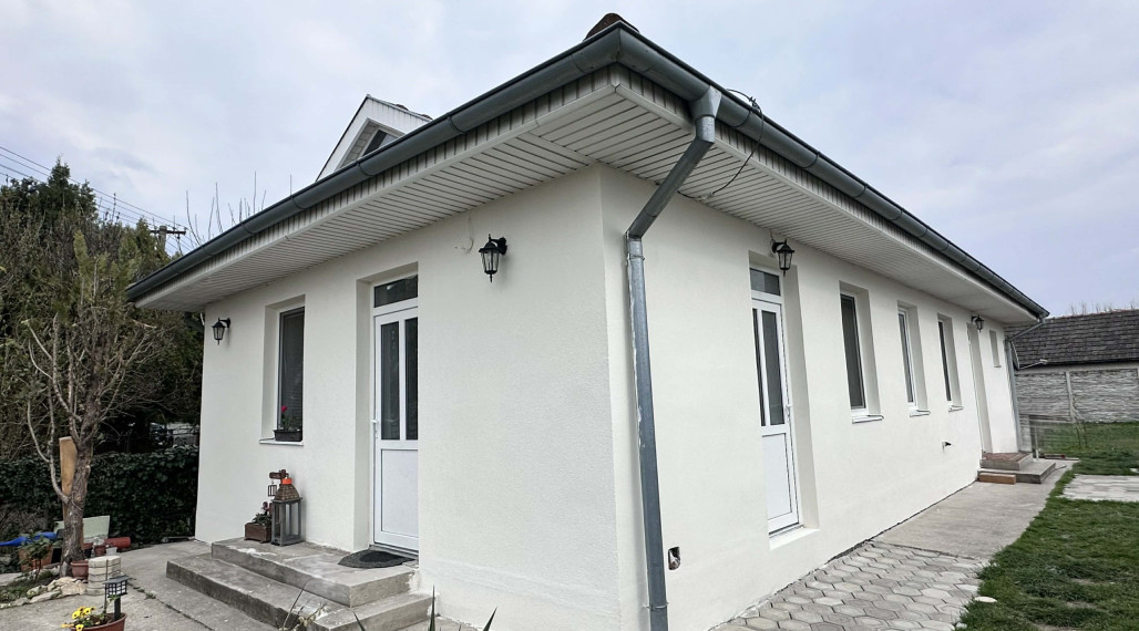 ☎️ 0918/197 701  Predám 3 izbový rodinný dom  v obci Ohrady iba 7 km od Dunajskej Stredy - Dom je čerstvo vymaľovaný ( interiér aj exteriér)