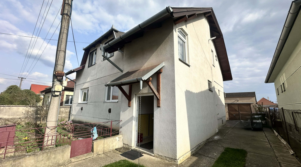 ☎️0918197701   Na predaj 2 generačný,  8 izbový poschodový dom s dvoma samostatnými bytovými jednotkami v tichej a kľudnej časti mesta  ŠAMORÍN