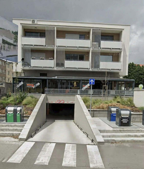 ☎️  0918/197 701  Na prenájom garáž s automatickou bránou  pre jedno osobné auto v bytovom dome GRADUS - Dunajská Streda