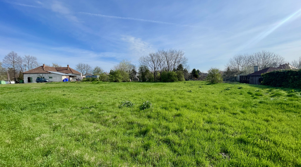 OKOČ – POZEMOK NA PREDAJ V CENTRE DEDINY