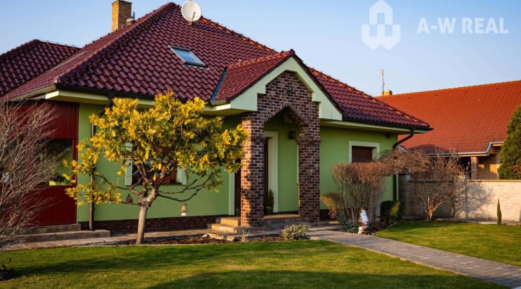 ☎️0918197701 Výnimočný, veľkometrážny 7-i rodinný dom s nádherným veľkorysým pozemkom + vedľajšie budovy: ZÁHRADNÝ DOM, DVOJGARÁŽ, ALTÁNOK s pivnicou a vŕtanou studňou v obci Dolný Bar
