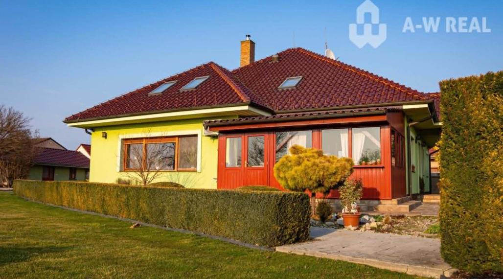 ☎️0918197701 Výnimočný, veľkometrážny 7-i rodinný dom s nádherným veľkorysým pozemkom + vedľajšie budovy: ZÁHRADNÝ DOM, DVOJGARÁŽ, ALTÁNOK s pivnicou a vŕtanou studňou v obci Dolný Bar