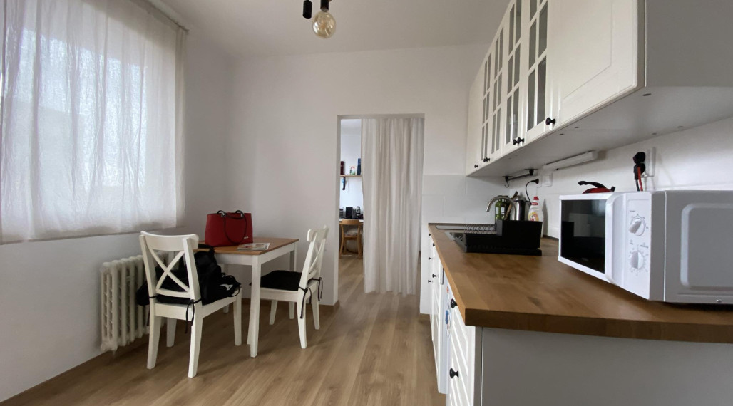Na prenájom priestranný, krásny a kompletne  zariadený 1 izbový byt s balkónom  vo východnej časti mesta  Dunajská  Streda