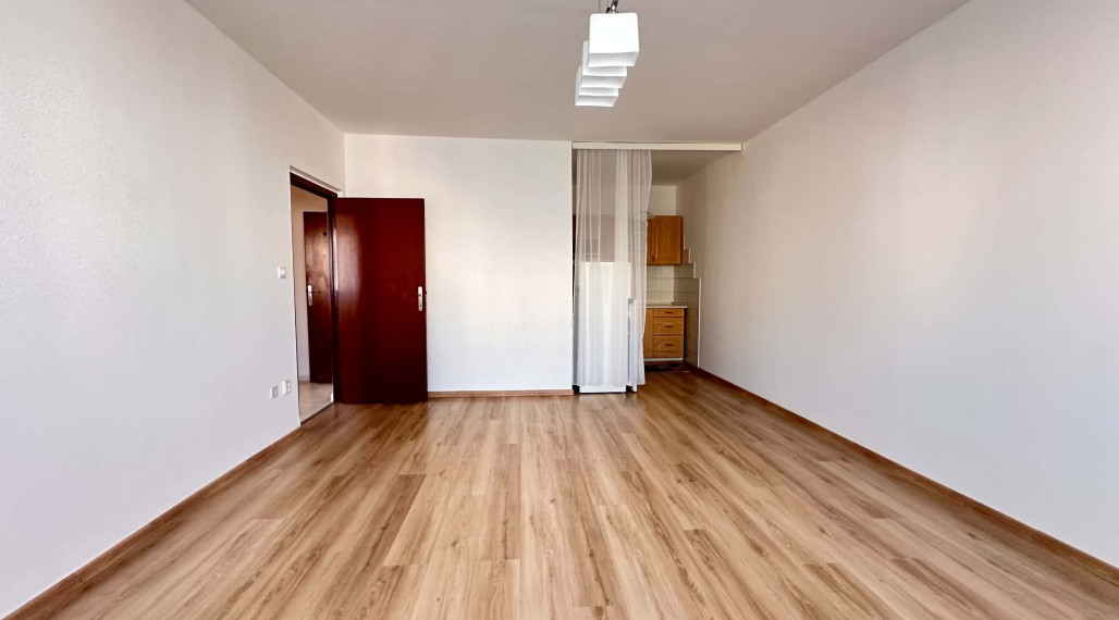 ☎️0918197701 Na prenájom priestranný a čiastočne  zariadený 1 izbový byt   vo východnej časti mesta  - Námestie Priateľstva -Dunajská  Streda