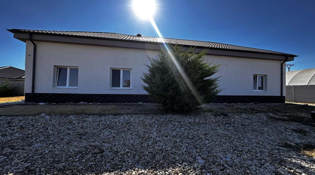 Na predaj 2-izb. byt v dvojdome (110 m²) v štandarde s krbom – Možnosť kúpy celého dvojdomu!   Zemianska Olča