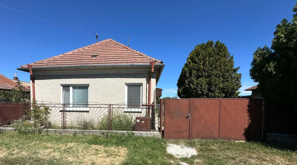 Na predaj: Starší 4-izbový rodinný dom s veľkým pozemkom – Trhová Hradská