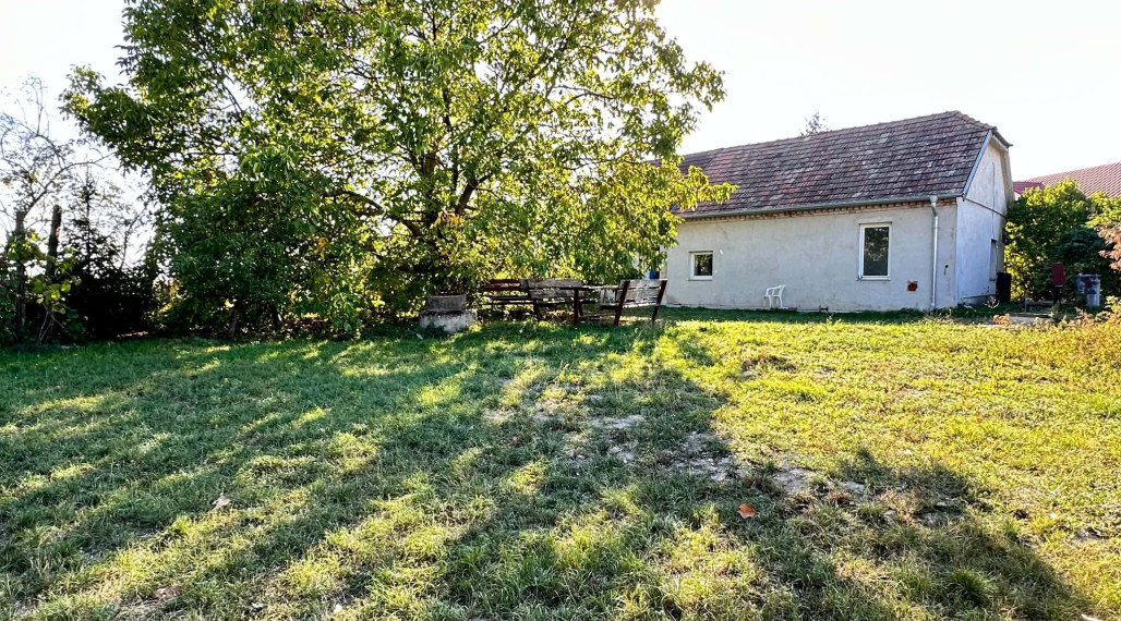 Na predaj starší, čiastočne zrekonštruovaný 3 izbový rodinný dom v obci Okoč