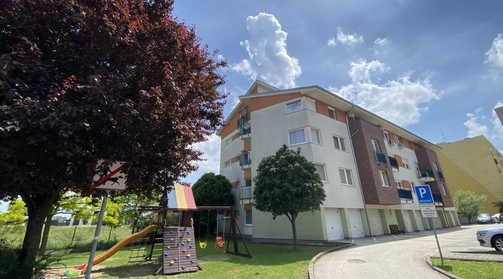 Stačí sa len nasťahovať a bývať / Na prenájom kompletne zariadený 3 izbový byt s 2 balkónmi, s výťahom a  s klimatizáciou a vlastným parkovacím miestom  na ulici Kráľa Žigmunda v Dun. Strede od 1.12.2026