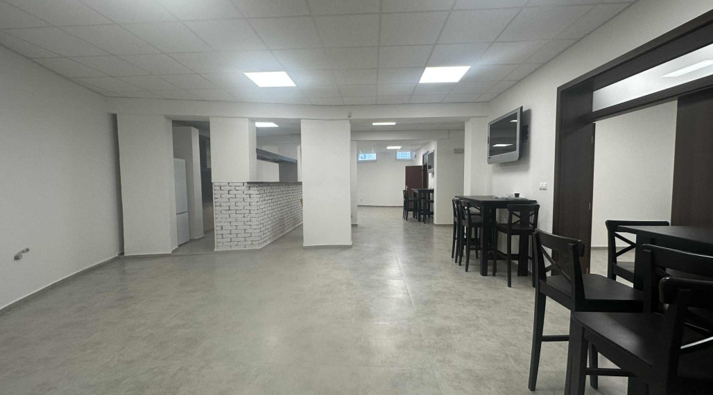 Na prenájom väčší obchodný priestor 230 m² v suteréne v širšom centre mesta Dunajskej Stredy