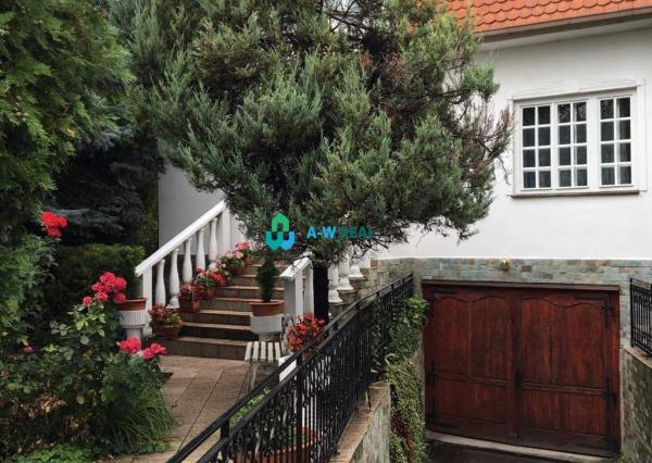 Rodinný dom a samostatná budova s bazénom v centre mesta blizko kúpaliska.