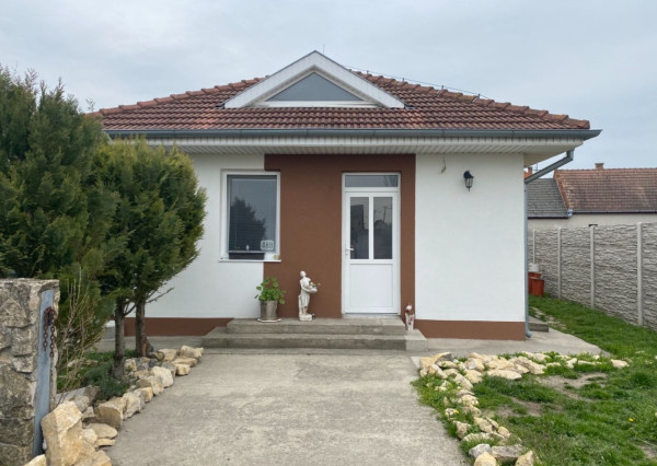 ☎️0917656551 📞Pekný, komfortný 3-izbový rodinný dom na predaj v obci OHRADY pri Dunajskej Strede