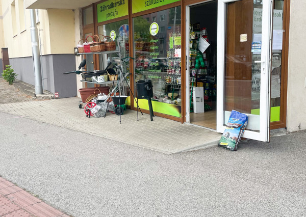 NA PRENÁJOM obchodný priestor priamo v centre mesta Dunajskej Stredy, na Hlavnej ulici.