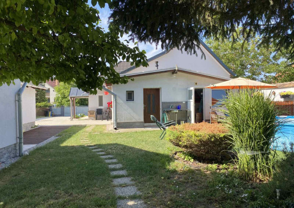 Na predaj DVA SAMOSTATNÉ RODINNÉ DOMY na jednom pozemku o rozlohe 2370 m2, 3-izbový RD+letná kuchyňa a 1-izbový RD