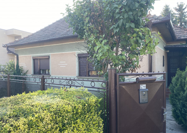 Výhodná ponuka: 3-izbový rodinný dom na predaj v obci VIESKA (Kisfalud), pozemok 2000 m2, cena: 169 000 EUR