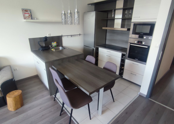 Na predaj 3 izbový byt s kompletným vybavením kuchyne v centre mesta vo Veľkom Mederi