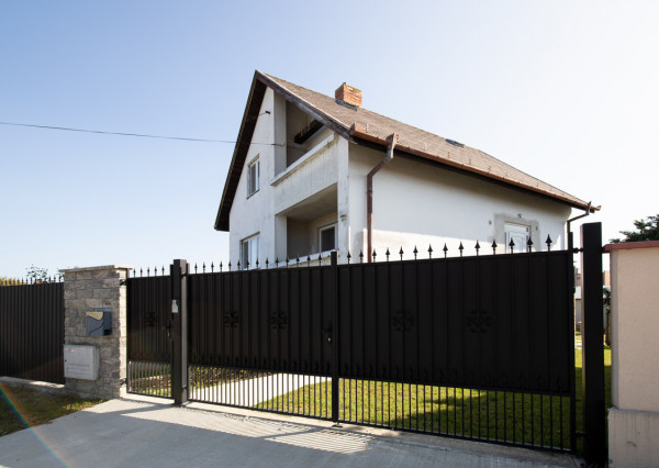Dvojpodlažný rodinný dom s veľkým pozemkom na predaj v obci Jahodná