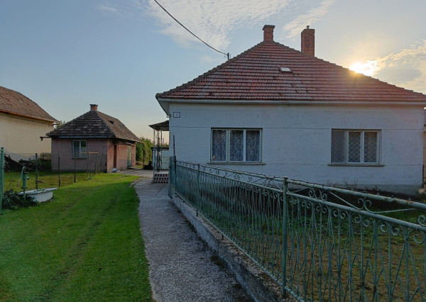 MALÉ DVORNÍKY – 4-IZBOVÝ RODINNÝ DOM NA PREDAJ V KĽUDNOM ČASTI OBCE S PEKNÝM POZEMKOM