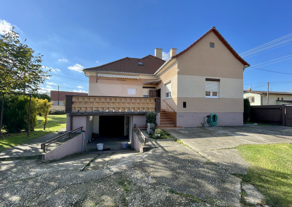 VRAKÚŇ – 4-IZBOVÝ, ČIASTOČNE REKONŠTRUOVANÝ RODINNÝ DOM NA PREDAJ V KĽUDNEJ ČASTI OBCE