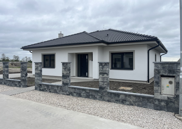 NOVOSTAVBA: Pekný 4-izbový rodinný dom na predaj v obci Horná Potôň, pozemok 710 m2