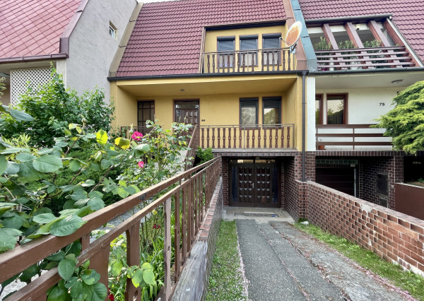 ZNÍŽENÁ CENA-DUNAJSKÁ STREDA – POSCHODOVÝ RODINNÝ DOM NA PREDAJ V RADOVEJ ZÁSTAVBE VO VYHĽADÁVANEJ LOKALITE