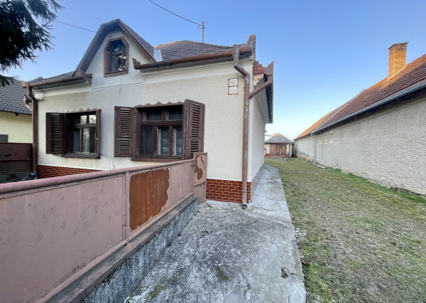 TOPOĽNÍKY – 4-IZBOVÝ RODINNÝ DOM NA PREDAJ NA 14 ÁROVOM POZEMKU