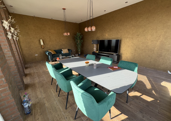 Skvelá ponuka!!! Znížená cena!!!Na predaj kompletne zrekonštruovaný rodinný dom na priestrannom pozemku 1187 m2 v obci Vydrany, novostavba: dvojgaráž + poľovnícka miestnosť-zimná záhrada, vedľajšie budovy, garáž+sklad, skrytá terasa