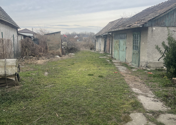 Na predaj stavebný pozemok so starším rodinným domom  v Gabčíkove, tichá lokalita