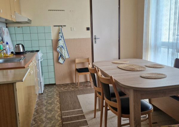 VÝHODNÁ CENA! Veľkometrážny 2- izbový byt