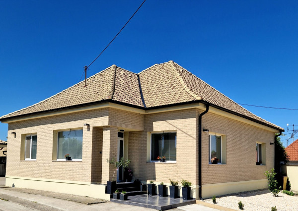Skvelá ponuka!!! Znížená cena!!!Na predaj kompletne zrekonštruovaný rodinný dom na priestrannom pozemku 1187 m2 v obci Vydrany, novostavba: dvojgaráž + poľovnícka miestnosť-zimná záhrada, vedľajšie budovy, garáž+sklad, skrytá terasa