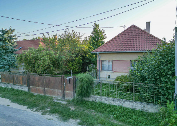 Na predaj starší rodinný dom  s  veľkým pozemkom v obci Dunajský Klátov
