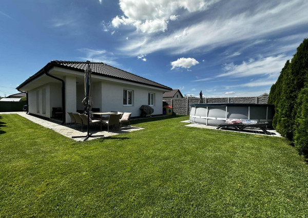 Na predaj kompletne zariadený - 4 izbový bungalov s úžitkovou plochou 92,82  m2, s pozemkom 435 m2  a s bazénom  v obci Vrakúň/Nekyje na Ostrove