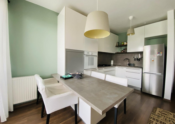 Na prenájom kompletne zariadený 3 izbový byt s 2 balkónmi, s výťahom a  s klimatizáciou na ulici Kráľa Žigmunda od 1-ého NOVEMBRA