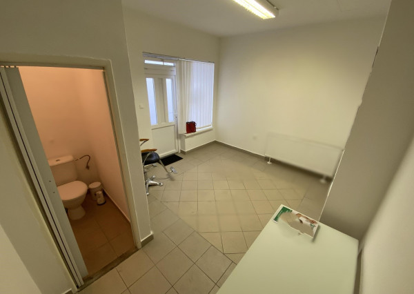 Na prenájom obchodný priestor vo výbornej lokalite  priamo v centre na námestí Ármina Vámberyho