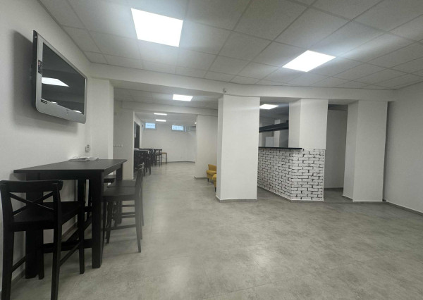 Na prenájom väčší obchodný priestor 230 m² v suteréne v širšom centre mesta Dunajskej Stredy