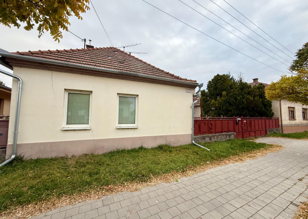 VRAKÚŇ – STARÝ RODINNÝ DOM NA PREDAJ S VEĽKÝM POZEMKOM - 18 ÁROV