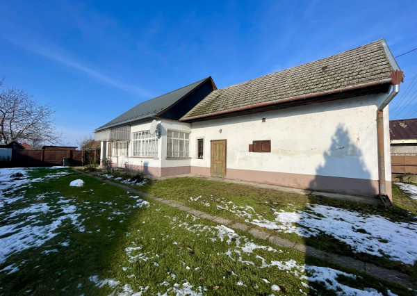 VRAKÚŇ –VEĽKÝ STAVEBNÝ POZEMOK (24 ÁROV) SO STARÝM RODINNÝM DOMOM NA PREDAJ