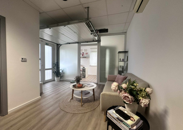 0918/197701- Na prenájom obchodný priestor s výmerou 40 m2 v centre mesta DS s 3 parkovacími miestami/600,-  € ( mesačne s réžiou, internetom plus 3  parkovacími miestami