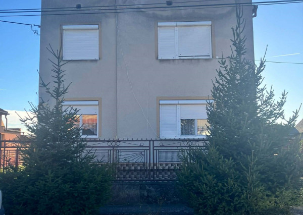 REZERVOVANÉ  0918197701 - Na predaj poschodový rodinný dom v pôvodnom stave v obci Vydrany