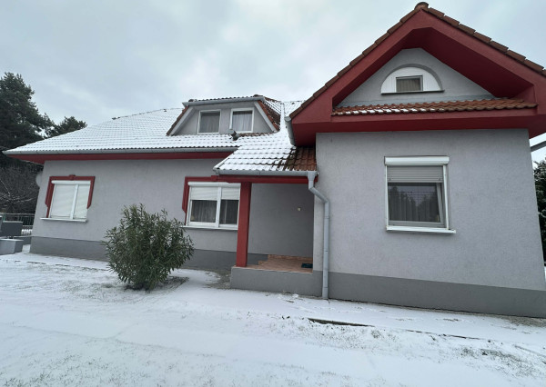 0918/197 701 Na predaj 2 generačný , 6 izbový poschodový dom s 2 samostatnými kuchyňami s veľkým pozemkom v obci Dolný Štál