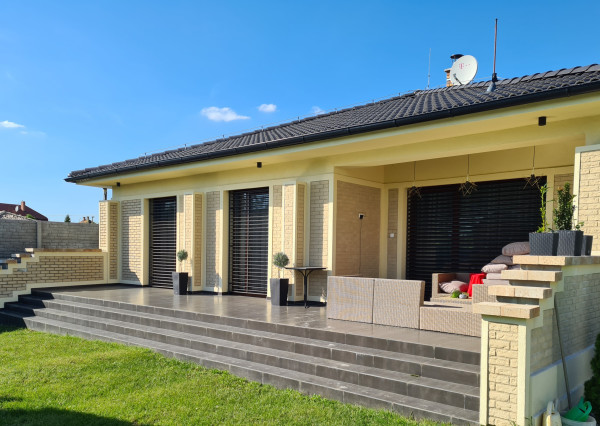 Výnimočný, luxusný, kompletne zariadený 4-i rodinný dom, krásnym veľkorysým pozemkom + vedľajšia budova: letná kuchyňa s krytou terasou v obci Vydrany