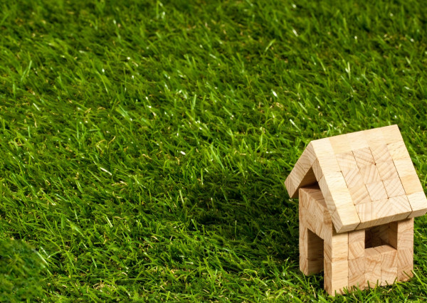 Úžasný slnečný pozemok v obci Vrakúň na predaj