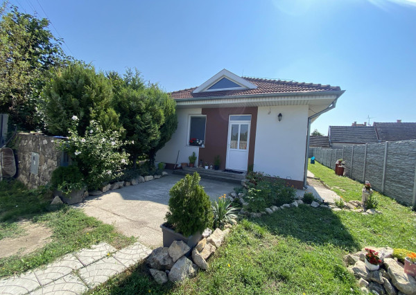 Predám 3 izbový rodinný dom s malým pozemkom v obci Ohrady iba 7 km od Dunajskej Stredy