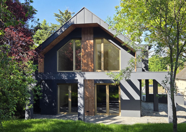 Predám modernú novostavbu polovice poschodového dvojdomu v II. obvode Budapešť, v pokojnej a vyhľadávanej lokalite Budaliget.