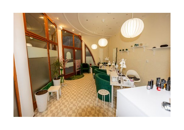 Od 1.4.2026 Prenájom: Obchodný priestor s výkladom na pešej zóne v Dunajskej Strede! Cena nájmu: 450 €/mesiac