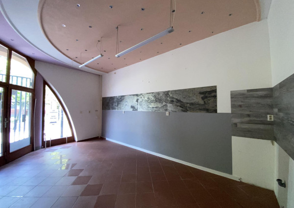 ☎️0918197701  Na prenájom 0obchodný priestor s priamym vstupom z ulice s výkladom na pešej zóne v Dunajskej Strede