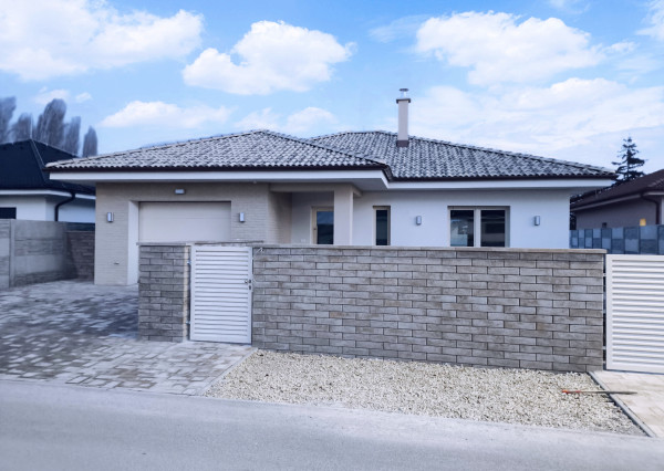 Rezervované / 4-izbový rodinný dom v obci Michal na Ostrove